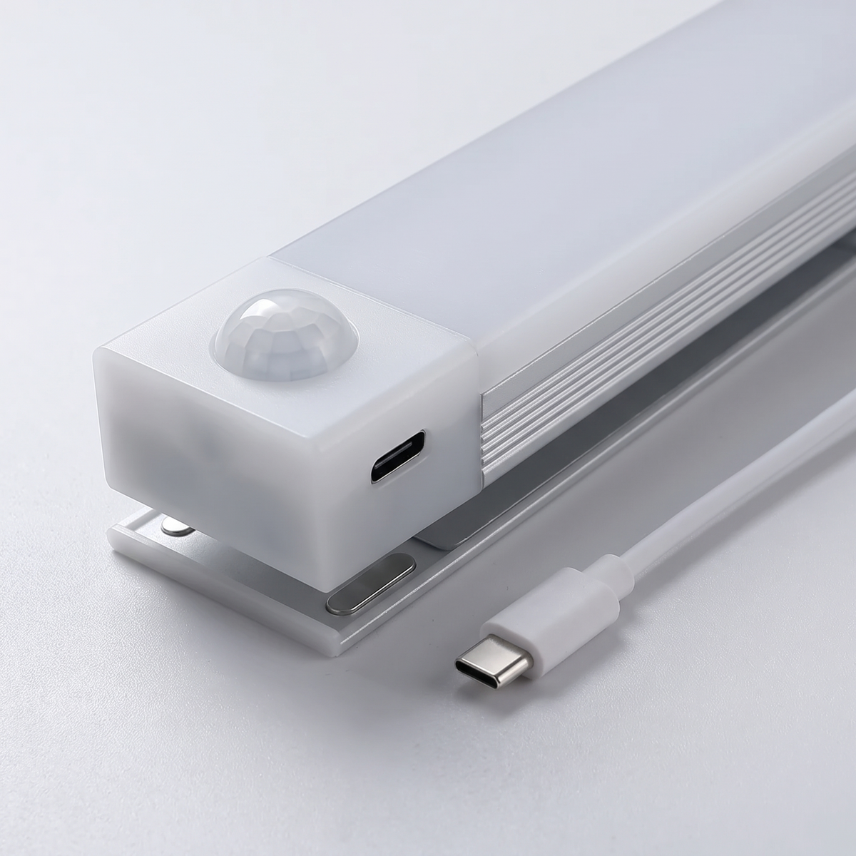 Cichy Blask, zbliżenie na czujnik ruchu i port USB-C z kablem